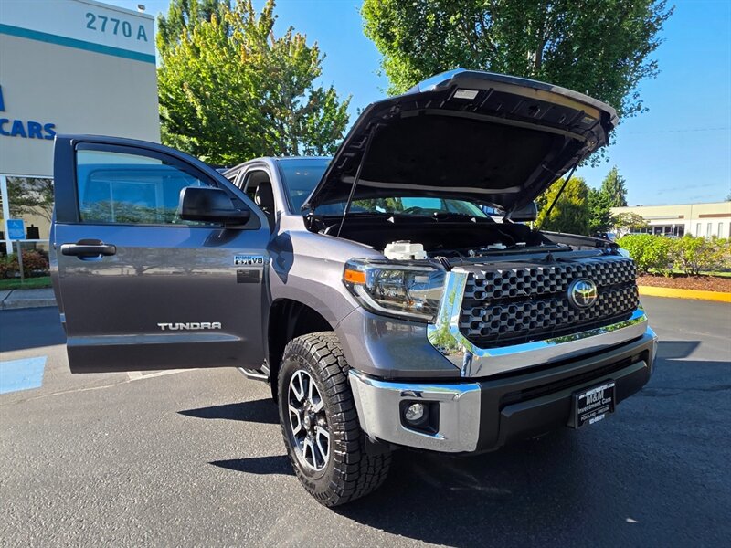 2021 Toyota Tundra CREW MAX 4X4 / V8 5.7L / LOCAL TRADE-IN / NO RUST / ARE CANOPY / 38-GALLON TANK / IMMACULATE !! - Photo 26 - Portland, OR 97217