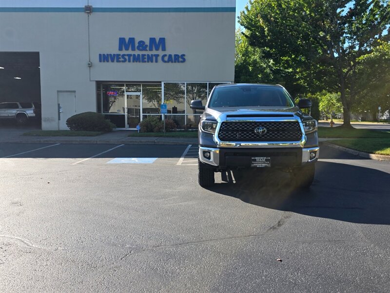 2021 Toyota Tundra CREW MAX 4X4 / V8 5.7L / LOCAL TRADE-IN / NO RUST / ARE CANOPY / 38-GALLON TANK / IMMACULATE !! - Photo 49 - Portland, OR 97217