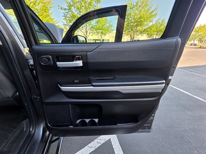 2021 Toyota Tundra CREW MAX 4X4 / V8 5.7L / LOCAL TRADE-IN / NO RUST / ARE CANOPY / 38-GALLON TANK / IMMACULATE !! - Photo 46 - Portland, OR 97217