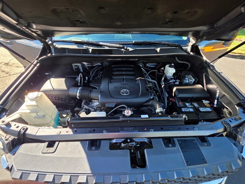 2021 Toyota Tundra CREW MAX 4X4 / V8 5.7L / LOCAL TRADE-IN / NO RUST / ARE CANOPY / 38-GALLON TANK / IMMACULATE !! - Photo 30 - Portland, OR 97217