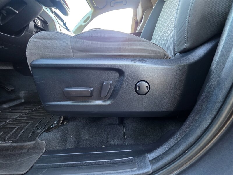 2021 Toyota Tundra CREW MAX 4X4 / V8 5.7L / LOCAL TRADE-IN / NO RUST / ARE CANOPY / 38-GALLON TANK / IMMACULATE !! - Photo 47 - Portland, OR 97217