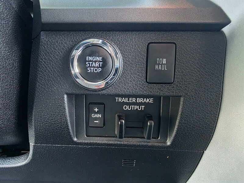 2021 Toyota Tundra CREW MAX 4X4 / V8 5.7L / LOCAL TRADE-IN / NO RUST / ARE CANOPY / 38-GALLON TANK / IMMACULATE !! - Photo 38 - Portland, OR 97217
