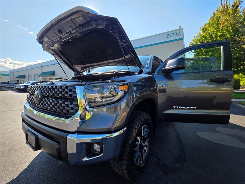 2021 Toyota Tundra CREW MAX 4X4 / V8 5.7L / LOCAL TRADE-IN / NO RUST / ARE CANOPY / 38-GALLON TANK / IMMACULATE !! - Photo 25 - Portland, OR 97217