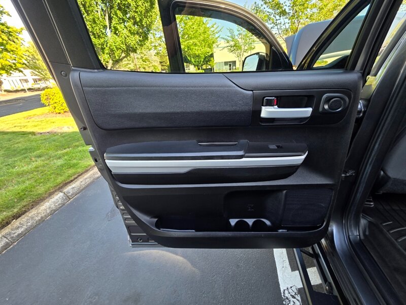 2021 Toyota Tundra CREW MAX 4X4 / V8 5.7L / LOCAL TRADE-IN / NO RUST / ARE CANOPY / 38-GALLON TANK / IMMACULATE !! - Photo 45 - Portland, OR 97217
