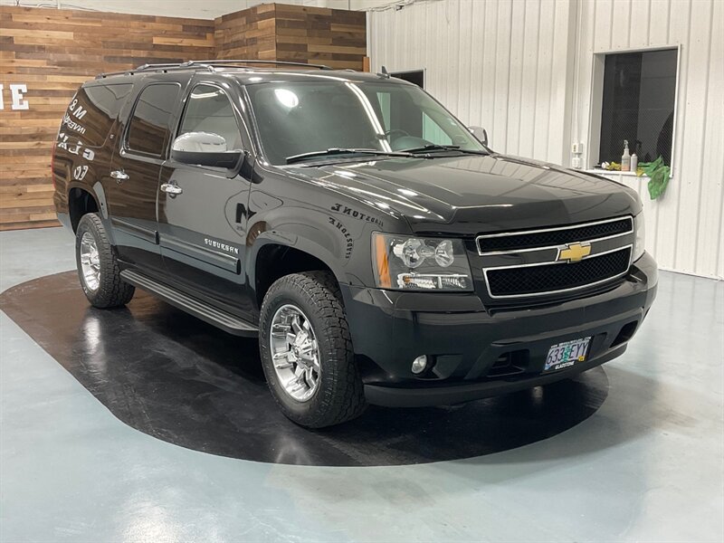 2011 Chevrolet Suburban LT 2500 4X4 / 6.0L V8 / Leather Navi / LOCAL  / NO RUST / 3/4 TON - Photo 2 - Gladstone, OR 97027