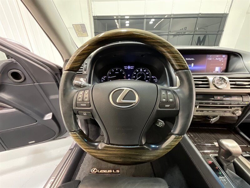 2015 Lexus LS 460 Luxury Sedan / 4.6L V8 / Brand New Tires  / Leather w. Heated & Cooled Seats / Sunroof - Photo 19 - Gladstone, OR 97027