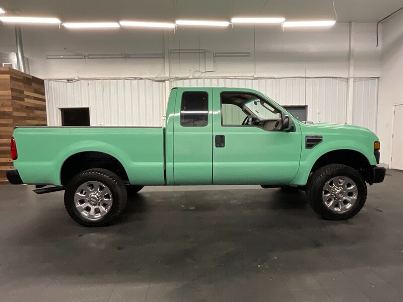 2009 Ford F-350 Super Duty XL Super Cab 4X4 / 6.8L V10 / Excel Con   - Photo 4 - Gladstone, OR 97027