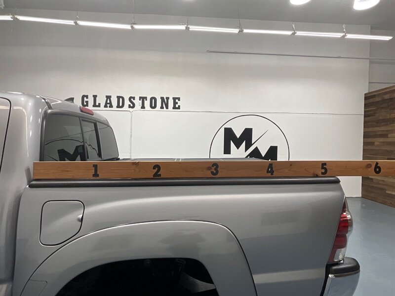 2015 Toyota Tacoma V6 Double Cab 4X4 / 1-OWNER / LIFTED w. NEW TIRES  / ZERO RUST - Photo 9 - Gladstone, OR 97027