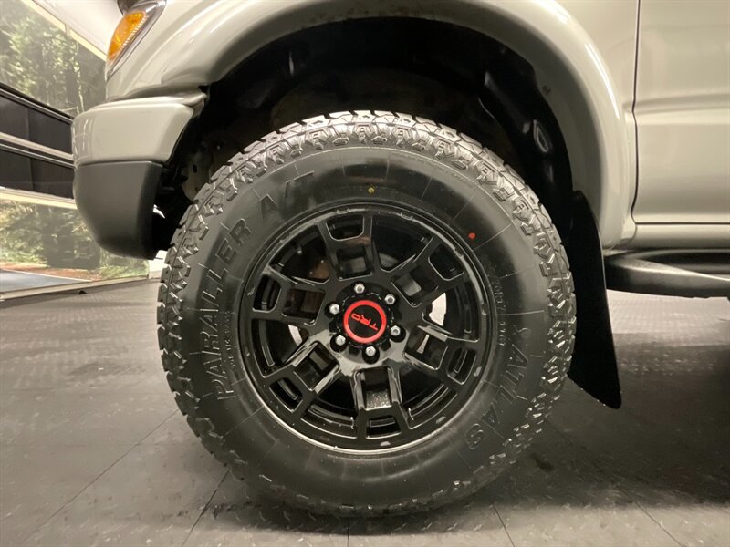 2004 Toyota Tacoma V6 LIMITED 4X4 / 3.4L V6 /NEW LIFT TRD WHEELS TIRE  NEW SUSPENSION LIFT KIT w/ NEW 33 " A/T TIRES & 17 " TRD WHEELS / ONLY 115,000 MILES / RUST FREE - Photo 23 - Gladstone, OR 97027