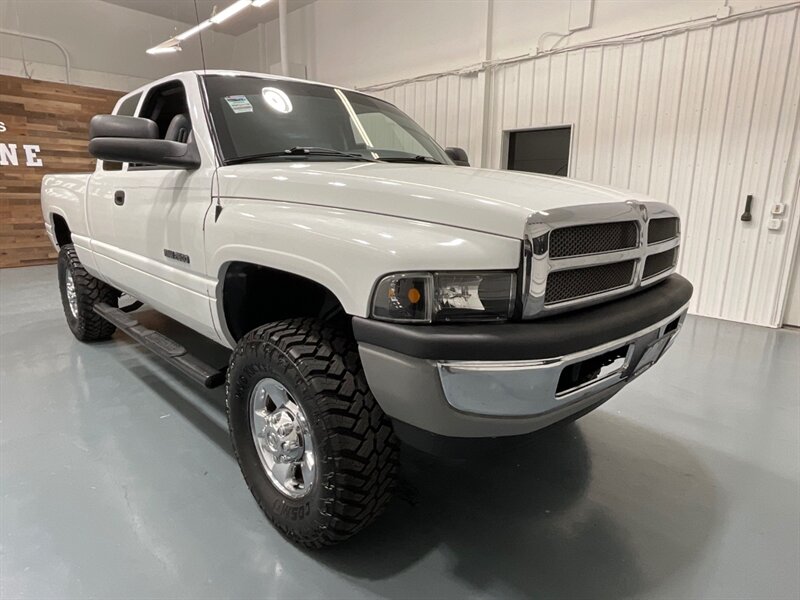 1999 Dodge Ram 2500 Laramie SLT 4X4 / 5.9L CUMMINS DIESEL / NEW TIRES  / ZERO RUST / Leather Seats / Short Bed / 144K MILES - Photo 2 - Gladstone, OR 97027