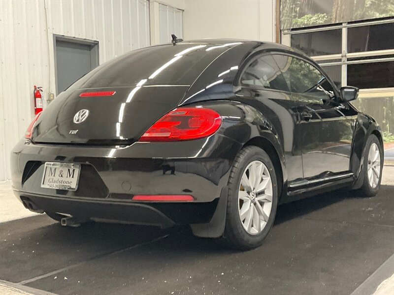 2013 Volkswagen Beetle TDI  / 2.0L 4Cyl Turbo Diesel / 6-SPEED  / Leather & Heated Seats / Pano Sunroof - Photo 8 - Gladstone, OR 97027