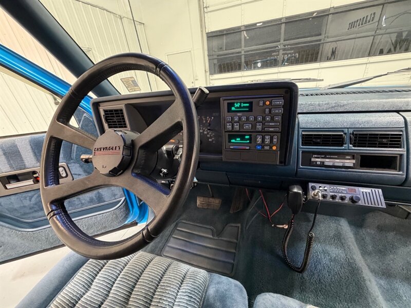 1992 Chevrolet C1500 Series Scottsdale 5.7L V8 / ONLY 84K MILES / BRAND NEW TIRES / ZERO RUST - Photo 17 - Gladstone, OR 97027