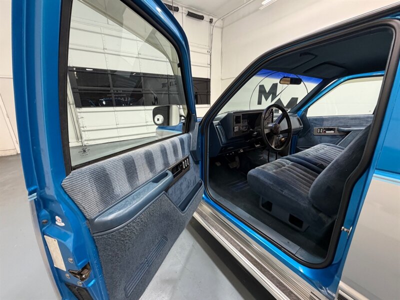 1992 Chevrolet C1500 Series Scottsdale 5.7L V8 / ONLY 84K MILES / BRAND NEW TIRES / ZERO RUST - Photo 30 - Gladstone, OR 97027