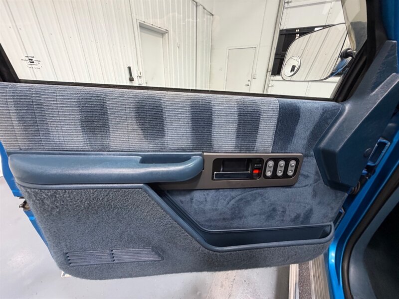 1992 Chevrolet C1500 Series Scottsdale 5.7L V8 / ONLY 84K MILES / BRAND NEW TIRES / ZERO RUST - Photo 31 - Gladstone, OR 97027