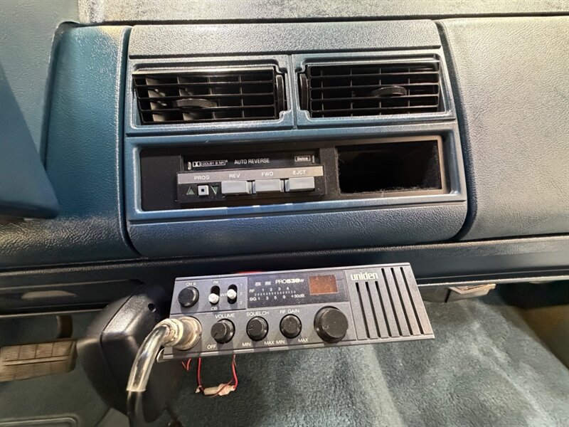 1992 Chevrolet C1500 Series Scottsdale 5.7L V8 / ONLY 84K MILES / BRAND NEW TIRES / ZERO RUST - Photo 19 - Gladstone, OR 97027