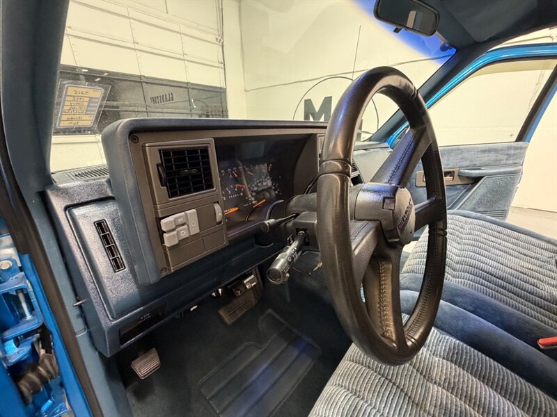 1992 Chevrolet C1500 Series Scottsdale 5.7L V8 / ONLY 84K MILES / BRAND NEW TIRES / ZERO RUST - Photo 33 - Gladstone, OR 97027
