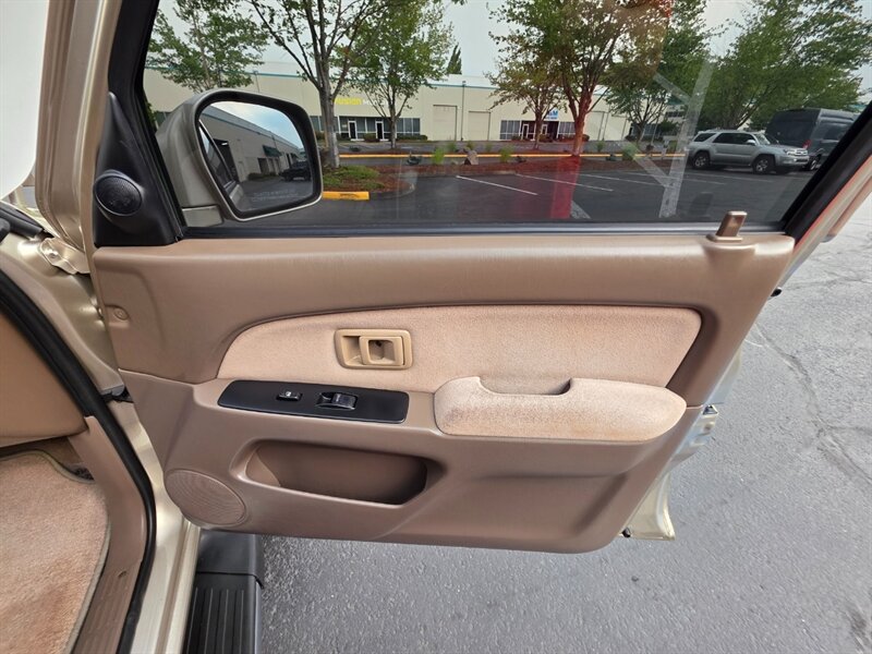 2002 Toyota 4Runner SR5 V6 / 4X4 / DIFF LOCK / TIMING BELT DONE / NEW TIRES / NEW LIFT / 1-OWNER - Photo 40 - Portland, OR 97217