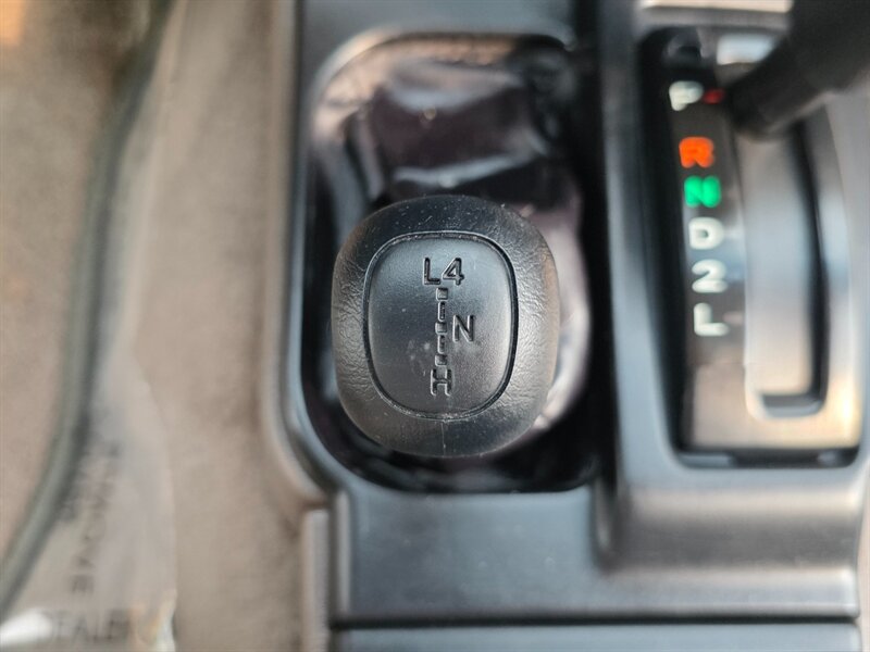 2002 Toyota 4Runner SR5 V6 / 4X4 / DIFF LOCK / TIMING BELT DONE / NEW TIRES / NEW LIFT / 1-OWNER - Photo 20 - Portland, OR 97217