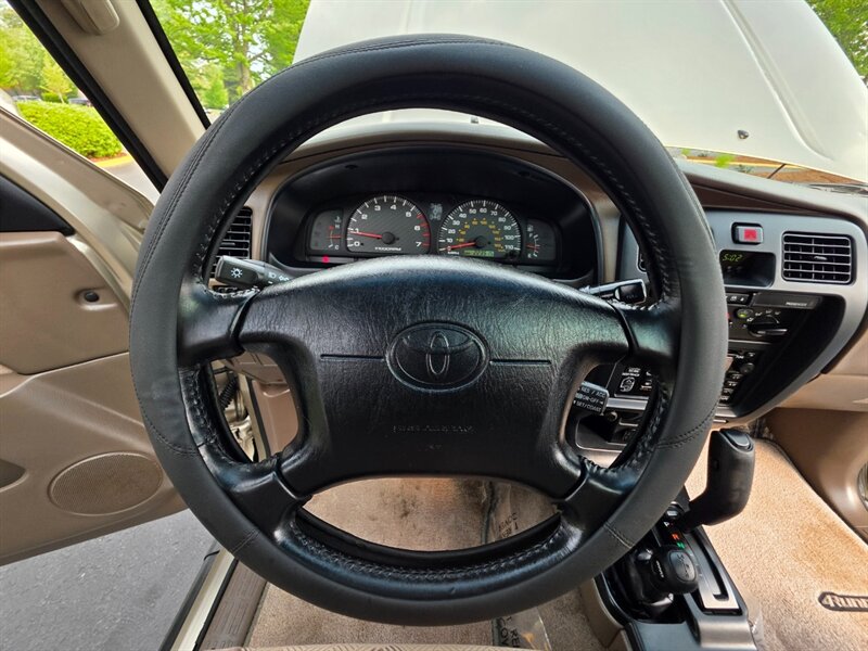 2002 Toyota 4Runner SR5 V6 / 4X4 / DIFF LOCK / TIMING BELT DONE / NEW TIRES / NEW LIFT / 1-OWNER - Photo 32 - Portland, OR 97217