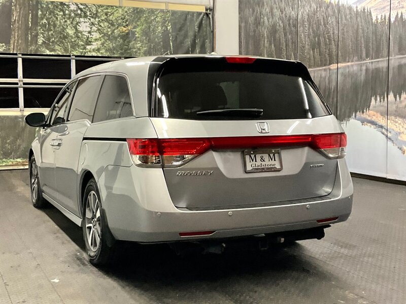 2016 Honda Odyssey Touring MiniVan 8-Passenger / LOADED / 26,000 MILE  Leather & Heated Seats / Navigation & Camera / Sunroof / DVD / LOCAL / BRAND NEW TIRES / CLEAN & LOW MILES - Photo 8 - Gladstone, OR 97027