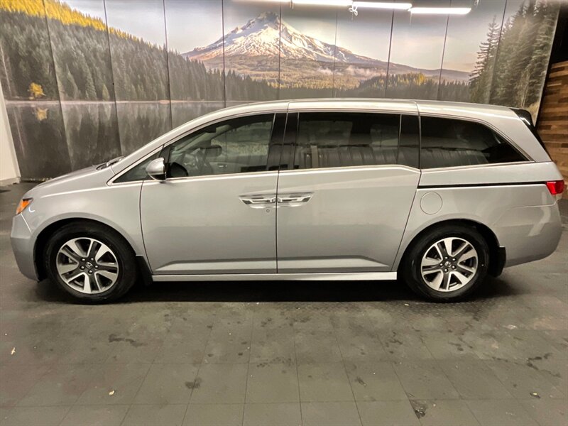 2016 Honda Odyssey Touring MiniVan 8-Passenger / LOADED / 26,000 MILE  Leather & Heated Seats / Navigation & Camera / Sunroof / DVD / LOCAL / BRAND NEW TIRES / CLEAN & LOW MILES - Photo 3 - Gladstone, OR 97027