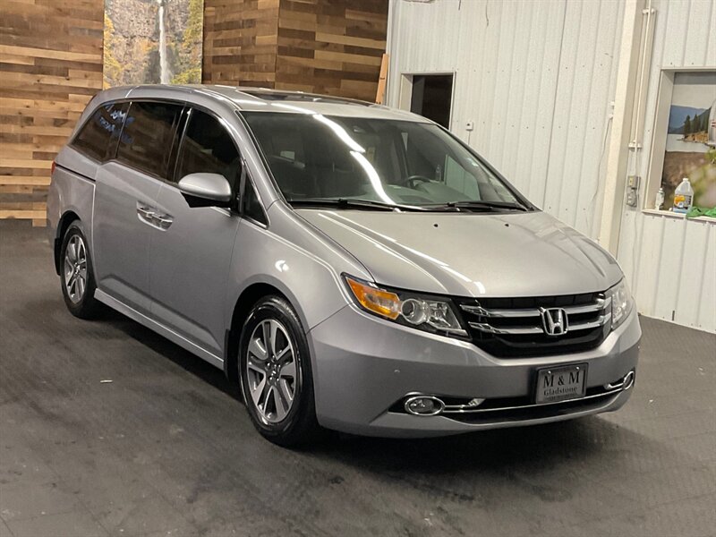 2016 Honda Odyssey Touring MiniVan 8-Passenger / LOADED / 26,000 MILE  Leather & Heated Seats / Navigation & Camera / Sunroof / DVD / LOCAL / BRAND NEW TIRES / CLEAN & LOW MILES - Photo 2 - Gladstone, OR 97027