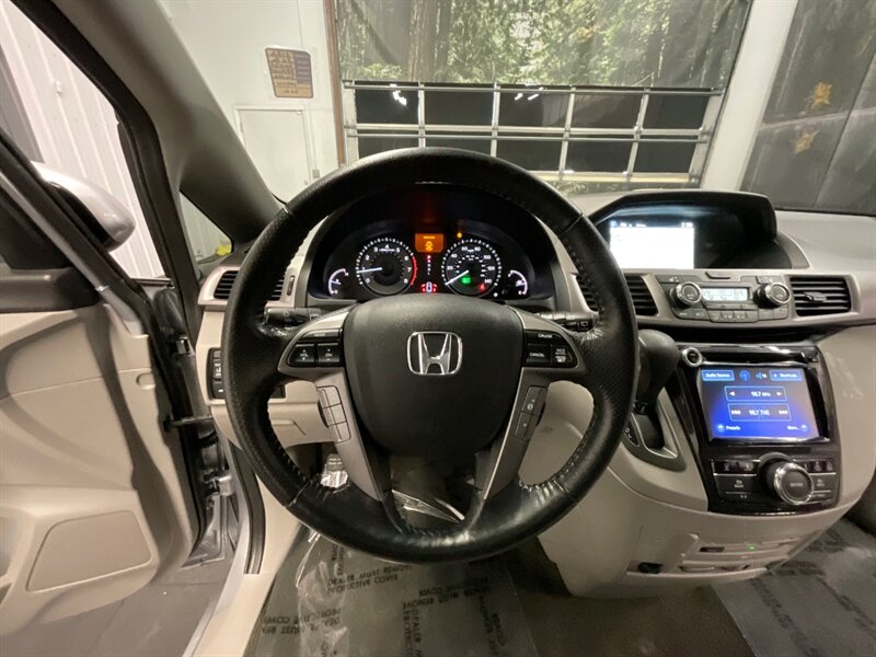 2016 Honda Odyssey Touring MiniVan 8-Passenger / LOADED / 26,000 MILE  Leather & Heated Seats / Navigation & Camera / Sunroof / DVD / LOCAL / BRAND NEW TIRES / CLEAN & LOW MILES - Photo 23 - Gladstone, OR 97027