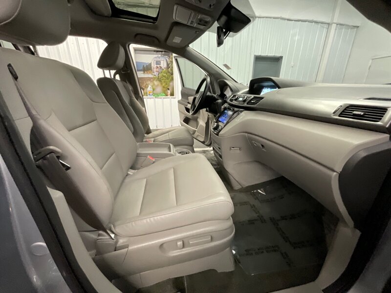 2016 Honda Odyssey Touring MiniVan 8-Passenger / LOADED / 26,000 MILE  Leather & Heated Seats / Navigation & Camera / Sunroof / DVD / LOCAL / BRAND NEW TIRES / CLEAN & LOW MILES - Photo 15 - Gladstone, OR 97027