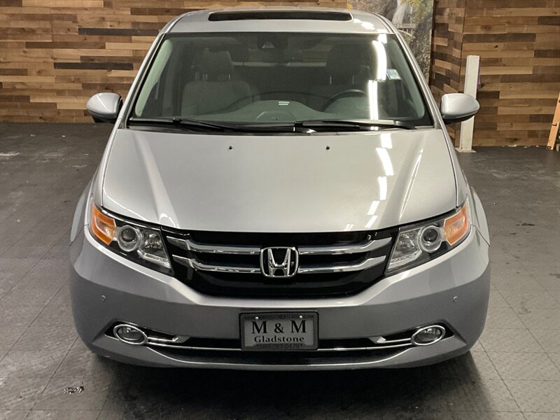 2016 Honda Odyssey Touring MiniVan 8-Passenger / LOADED / 26,000 MILE  Leather & Heated Seats / Navigation & Camera / Sunroof / DVD / LOCAL / BRAND NEW TIRES / CLEAN & LOW MILES - Photo 5 - Gladstone, OR 97027