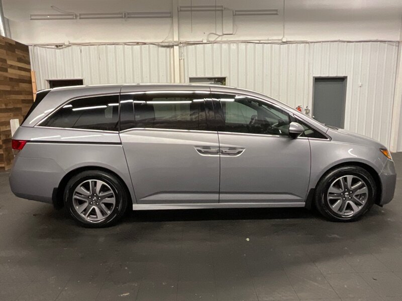 2016 Honda Odyssey Touring MiniVan 8-Passenger / LOADED / 26,000 MILE  Leather & Heated Seats / Navigation & Camera / Sunroof / DVD / LOCAL / BRAND NEW TIRES / CLEAN & LOW MILES - Photo 4 - Gladstone, OR 97027