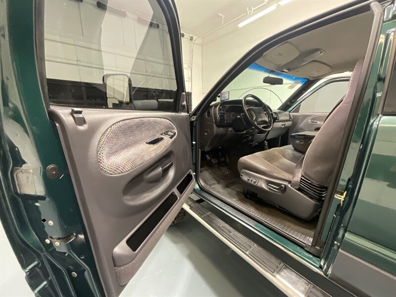 2001 Dodge Ram 2500 SLT Laramie Quad Cab 4X4 / 5.9L DIESEL / 6-SPEED  / Manual / Long bed / ZERO RUST / LIFTED w. NEW WHEELS & TIRES - Photo 36 - Gladstone, OR 97027