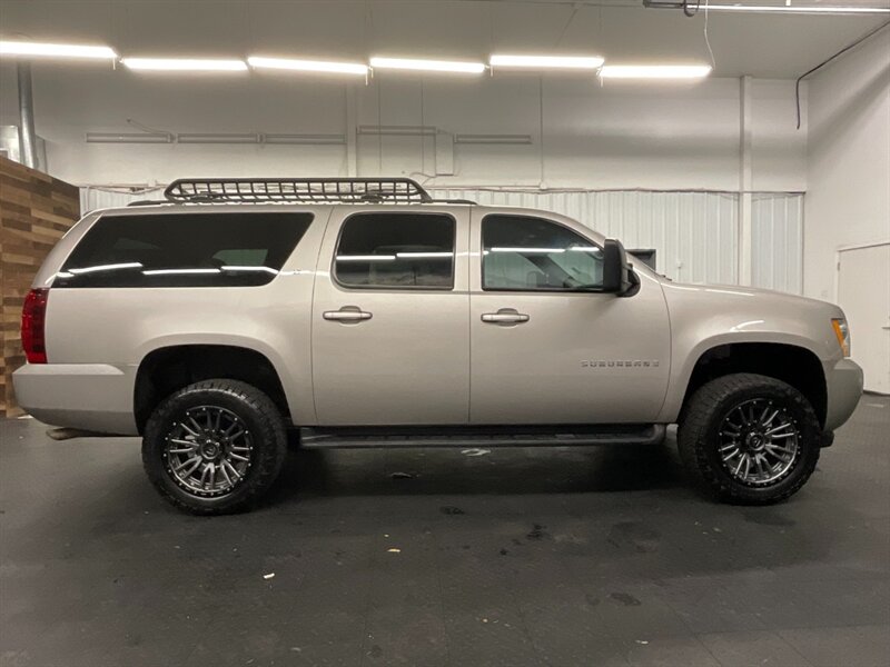 2007 Chevrolet Suburban LT 2500 4X4 / 6.0L V8 / Navi & Backup Cam / 3RDROW  FUEL WHEELS & COOPER TIRES / LUGGAGE RACK / RUST FREE CLEAN - Photo 4 - Gladstone, OR 97027