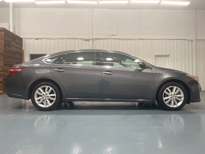2014 Toyota Avalon XLE Premium/ 3.5L V6 / Leather Heated Seats  / LOCAL CAR / Zero Rust / Backup Camera & Sunroof - Photo 4 - Gladstone, OR 97027