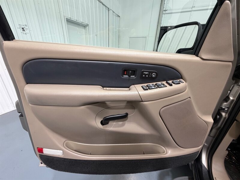 2002 Chevrolet Avalanche 2500 8.1L 4X4 / LEATHER / SUNROOF / ONLY 87K MILES / LOCAL RUST FREE / LOW MILES - Photo 26 - Gladstone, OR 97027