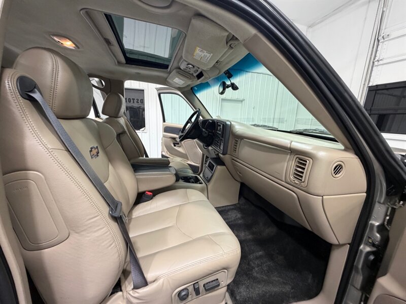 2002 Chevrolet Avalanche 2500 8.1L 4X4 / LEATHER / SUNROOF / ONLY 87K MILES / LOCAL RUST FREE / LOW MILES - Photo 14 - Gladstone, OR 97027