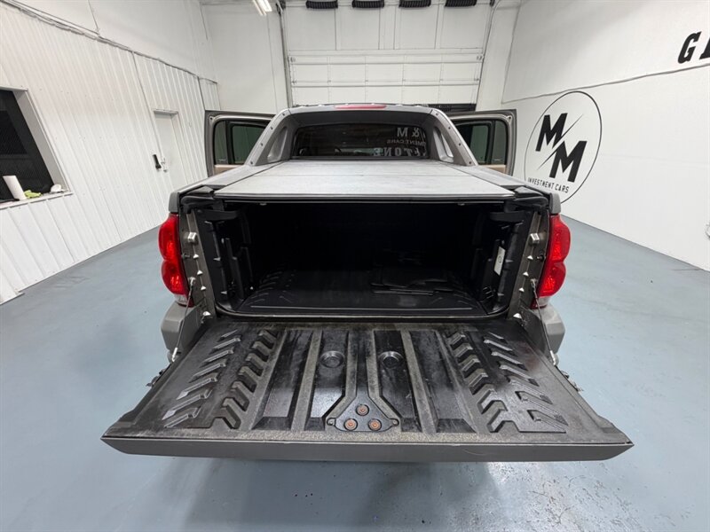 2002 Chevrolet Avalanche 2500 8.1L 4X4 / LEATHER / SUNROOF / ONLY 87K MILES / LOCAL RUST FREE / LOW MILES - Photo 45 - Gladstone, OR 97027