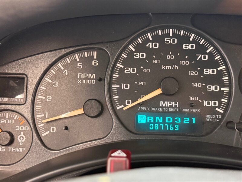 2002 Chevrolet Avalanche 2500 8.1L 4X4 / LEATHER / SUNROOF / ONLY 87K MILES / LOCAL RUST FREE / LOW MILES - Photo 16 - Gladstone, OR 97027