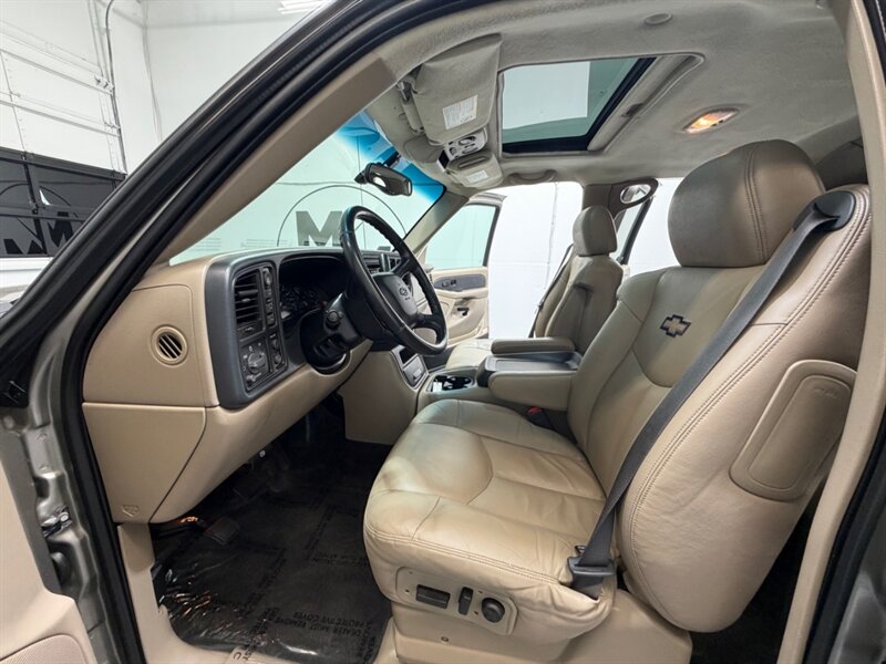 2002 Chevrolet Avalanche 2500 8.1L 4X4 / LEATHER / SUNROOF / ONLY 87K MILES / LOCAL RUST FREE / LOW MILES - Photo 11 - Gladstone, OR 97027