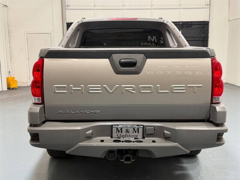 2002 Chevrolet Avalanche 2500 8.1L 4X4 / LEATHER / SUNROOF / ONLY 87K MILES / LOCAL RUST FREE / LOW MILES - Photo 8 - Gladstone, OR 97027