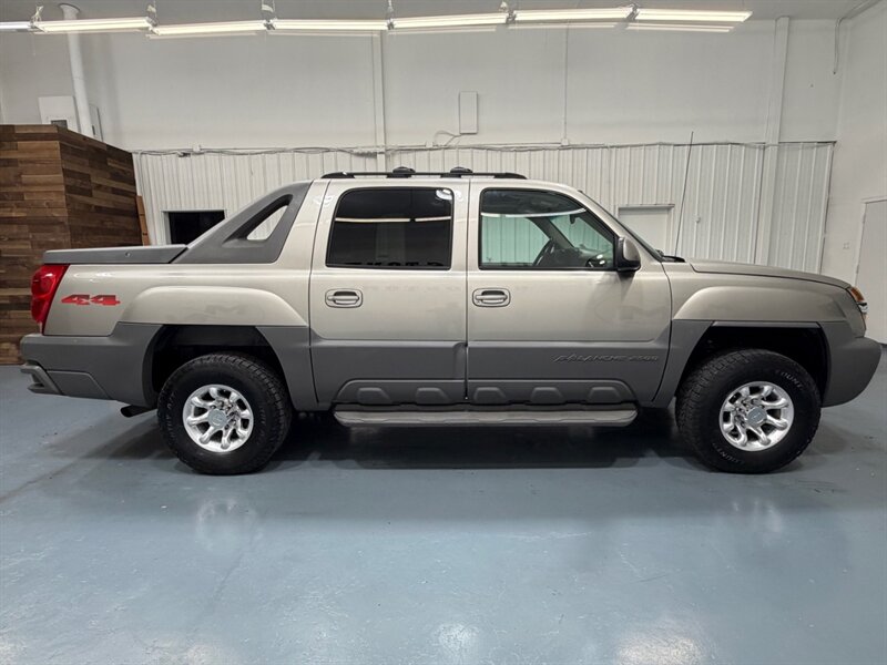 2002 Chevrolet Avalanche 2500 8.1L 4X4 / LEATHER / SUNROOF / ONLY 87K MILES / LOCAL RUST FREE / LOW MILES - Photo 4 - Gladstone, OR 97027