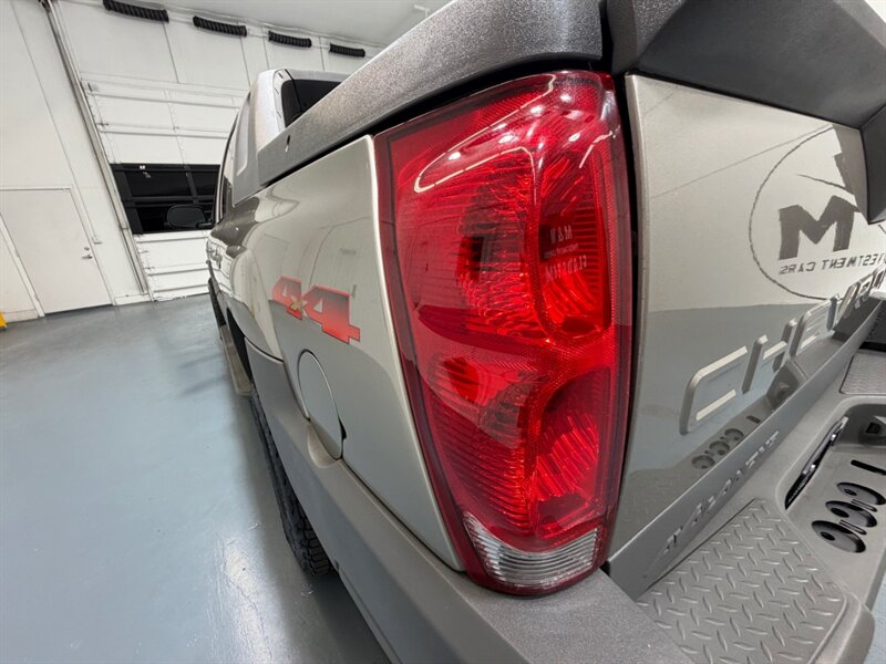 2002 Chevrolet Avalanche 2500 8.1L 4X4 / LEATHER / SUNROOF / ONLY 87K MILES / LOCAL RUST FREE / LOW MILES - Photo 43 - Gladstone, OR 97027