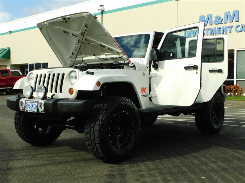 2010 Jeep Wrangler Unlimited Sahara 4Dr 4X4 / 6-SPD /Hard Top/ LIFTED