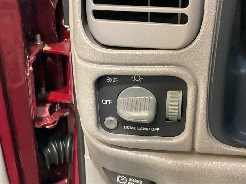 1995 GMC Sierra 1500 SLT K1500 Z-71 OFF RD 4X4 / 5.7L V8 /89,000 MILES /Power Leather Seats / ZERO RUST - Photo 38 - Gladstone, OR 97027