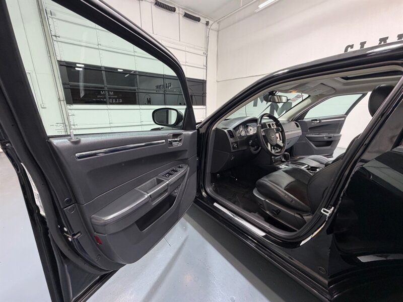 2010 Chrysler 300 Series 300 S V8 Sunroof / Navigation / Leather /1-OWNER / LOCAL CAR - Photo 31 - Gladstone, OR 97027