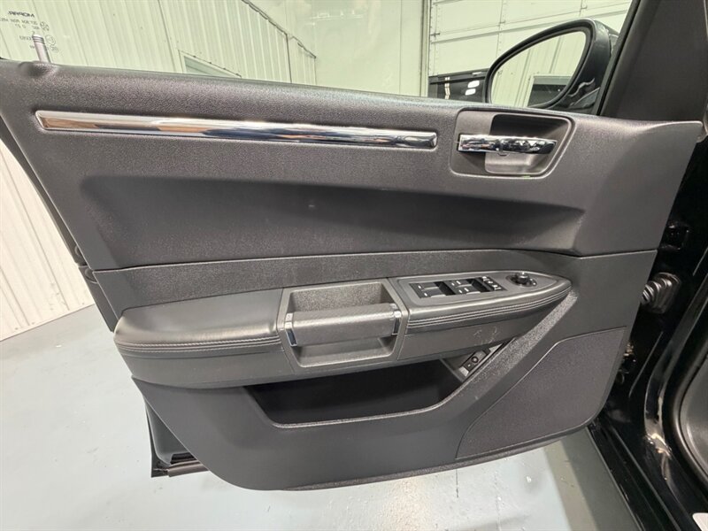 2010 Chrysler 300 Series 300 S V8 Sunroof / Navigation / Leather /1-OWNER / LOCAL CAR - Photo 32 - Gladstone, OR 97027