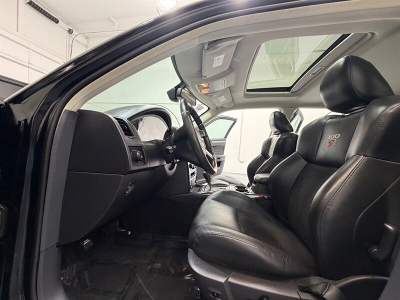 2010 Chrysler 300 Series 300 S V8 Sunroof / Navigation / Leather /1-OWNER / LOCAL CAR - Photo 9 - Gladstone, OR 97027