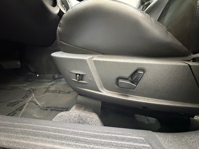 2010 Chrysler 300 Series 300 S V8 Sunroof / Navigation / Leather /1-OWNER / LOCAL CAR - Photo 20 - Gladstone, OR 97027