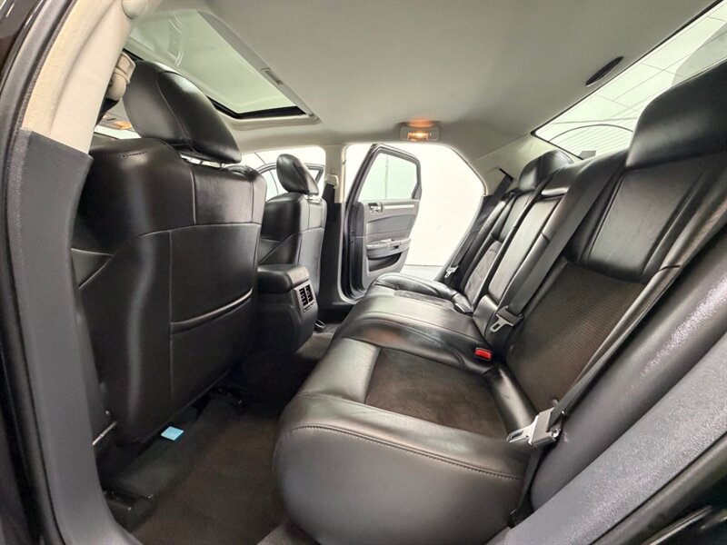 2010 Chrysler 300 Series 300 S V8 Sunroof / Navigation / Leather /1-OWNER / LOCAL CAR - Photo 10 - Gladstone, OR 97027