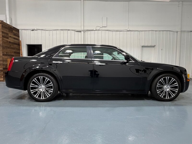 2010 Chrysler 300 Series 300 S V8 Sunroof / Navigation / Leather /1-OWNER / LOCAL CAR - Photo 4 - Gladstone, OR 97027