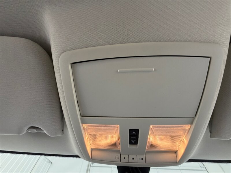 2010 Chrysler 300 Series 300 S V8 Sunroof / Navigation / Leather /1-OWNER / LOCAL CAR - Photo 40 - Gladstone, OR 97027